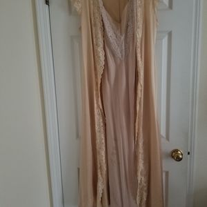 Vintage  style night gown with matching robe size